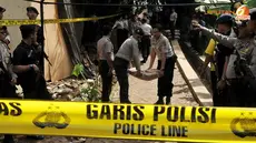 Belasan rumah rusak saat polisi melakukan penggerebekan markas teroris di Ciputat. Perbaikan rumah warga yang dilakukan merupakan perwujudan janji dari Kapolri, Jenderal Polisi Sutarman (Liputan6.com/ Andrian M Tunay)
