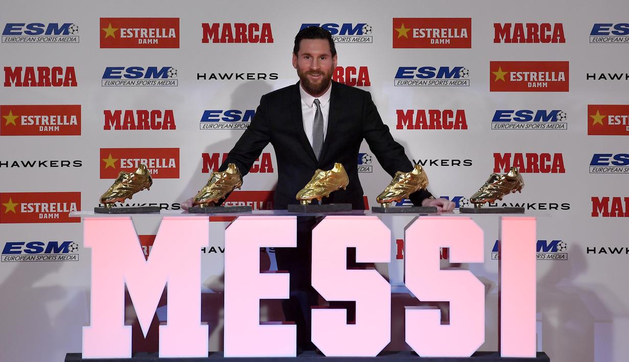Striker Barcelona, Lionel Messi, berpose di depan trofi Sepatu Emas Eropa di Antiga Fabrica Estrella Damm, Barcelona, Selasa, (18/12/2018). Messi berhak atas penghargaan itu berkat koleksi 34 gol dari 36 pertandingan. (AFP/Lluis Gene)