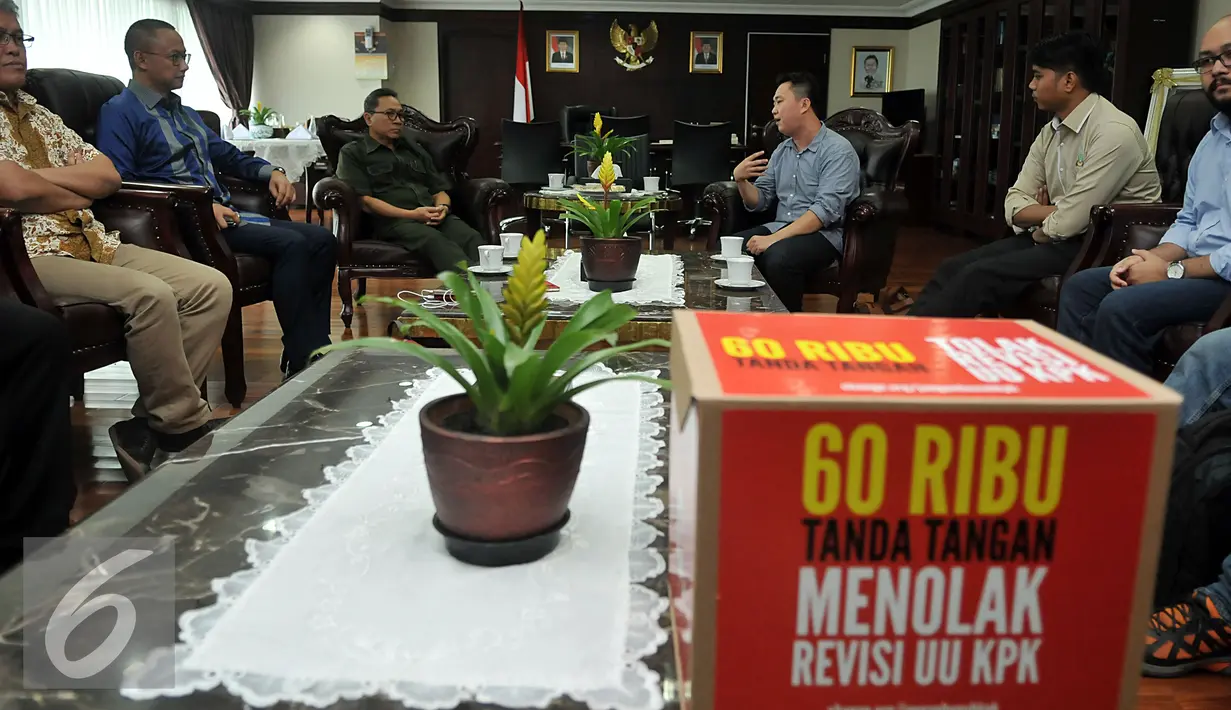Ketua MPR Zulkifli Hasan saat bertemu dengan Organisasi yang terhimpun dalam Koalisi Masyarakat Anti Korupsi, di ruang kerja Ketua MPR, Lantai 9, Gedung Nusantara III, Komplek Gedung MPR/DPR/DPD, Jakarta, Rabu (24 /2/2016).  (Liputan6.com/Johan Tallo)