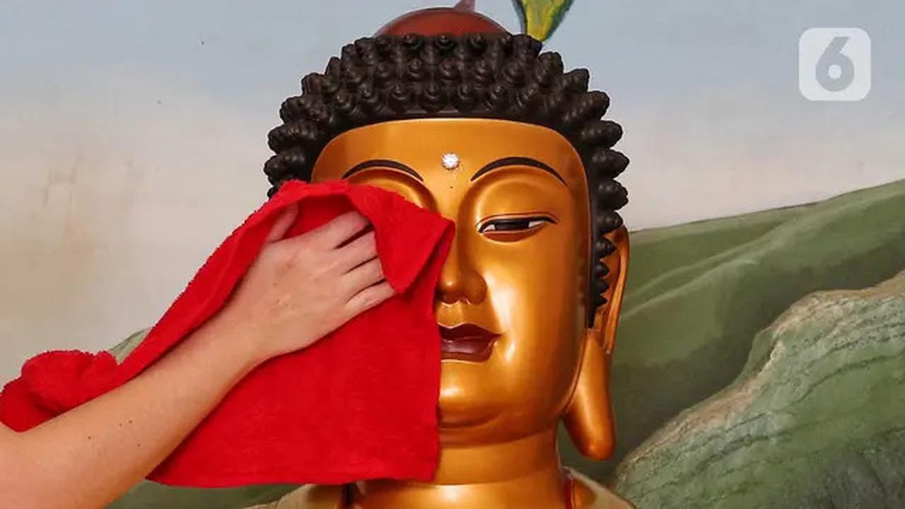 Melihat Ritual Bersih-bersih Patung dan Vihara Amurva Bhumi Jakarta
