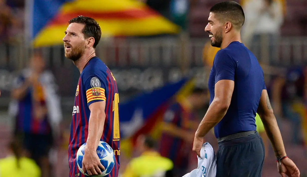 Pemain Barcelona, Lionel Messi dan rekan setimnya, Luis Suarez meninggalkan lapangan usai laga grup B Liga Champions melawan PSV Eindhoven di Camp Nou, Selasa (18/9). Hattrick Messi mewarnai kemenangan telak 4-0 Barcelona atas PSV. (AFP/Josep LAGO)