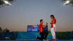 Atlet loncat indah Putri asal Tiongkok, He Zi saat dilamar kekasihnya atlet Penyelam, Qin Kia di atas panggung, saat pengalungan medali perak di ajang Lompat Indah 3 meter pada Olimpiade 2016 di Rio de Janeiro, Brasil, (14/8). (REUTERS/Michael Dalder)