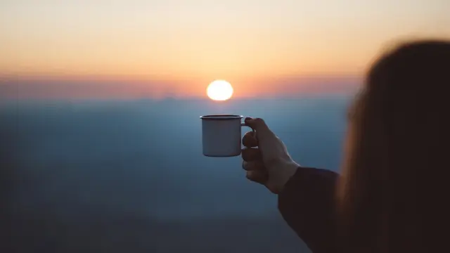 Ilustrasi minum kopi