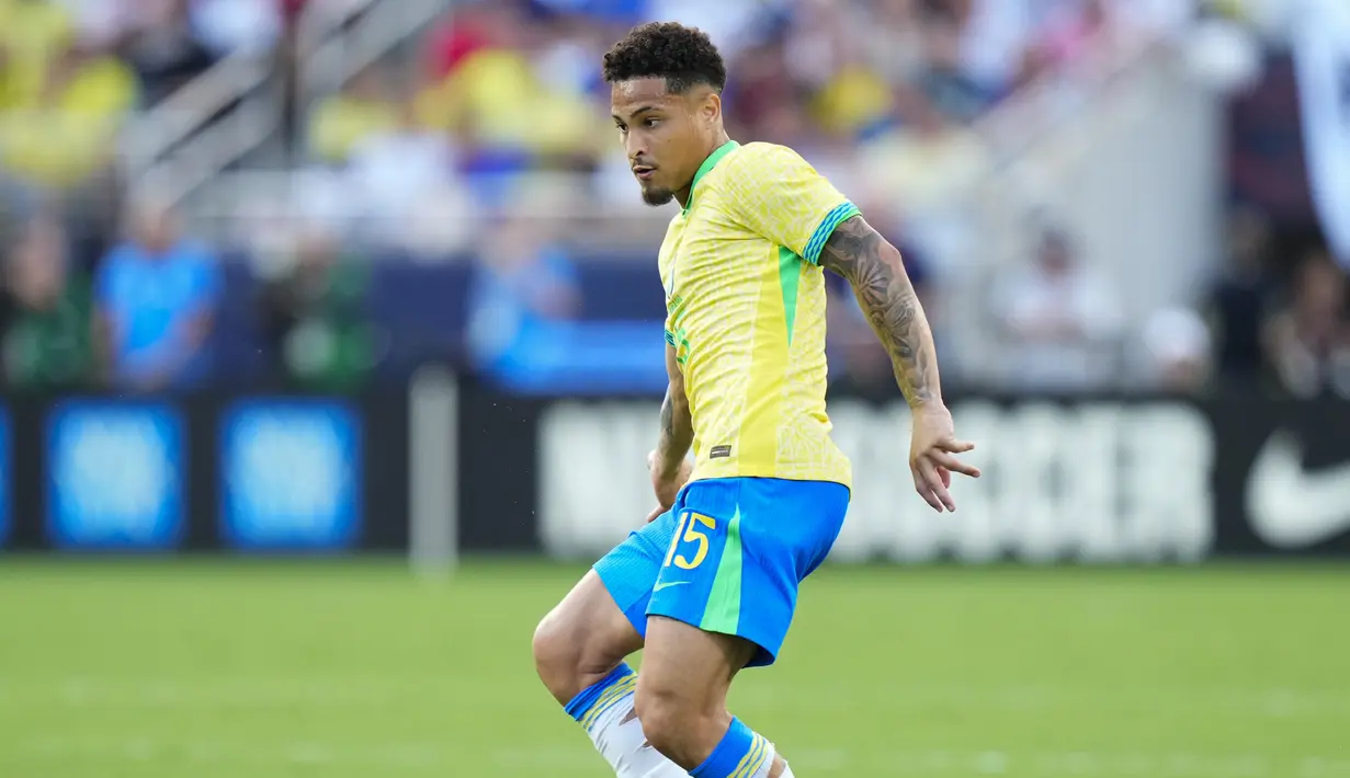 Arne Slot perlu membangun skuad untuk masa depan di Liverpool. Joao Gomes yang baru 23 tahun direkrut Wolverhampton dari Flamengo pada Januari 2023. Gomes juga sudah menjadi pemain mapan di skuad Brasil. Dia tampil starter di setiap pertandingan untuk negaranya di Copa America pada musim panas ini. (Rich Storry / GETTY IMAGES NORTH AMERICA / Getty Images via AFP)