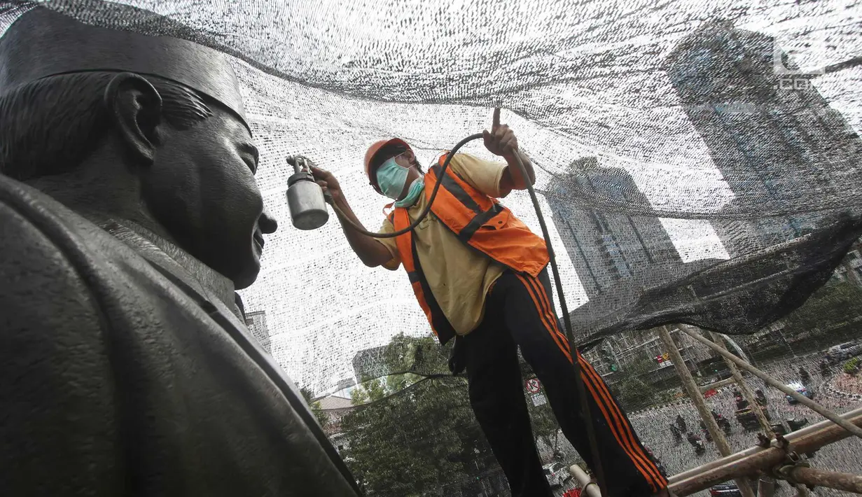 Pekerja melakukan proses konservasi pada Patung Mohammad Husni Thamrin di Jakarta, Sabtu (25/11). Konservasi dilakukan untuk melestarikan cagar budaya serta merawat patung agar kondisinya tetap baik. (Liputan6.com/Immanuel Antonius)