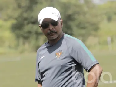 Pelatih Timnas Indonesia U-16, Fachri Husaini, memantau latihan Timnas Indonesia U-16 di POR Pelita Jaya, Sawangan, Kamis (30/03/2017). Fachri Husaini merupakan mantan pemain sekaligus kapten Timnas Indonesia era 90an. (Bola.com/M Iqbal Ichsan)