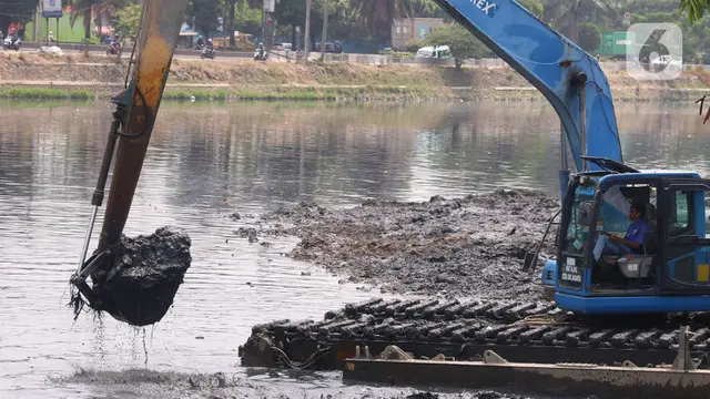 Gerebek Lumpur Atasi Banjir Jakarta