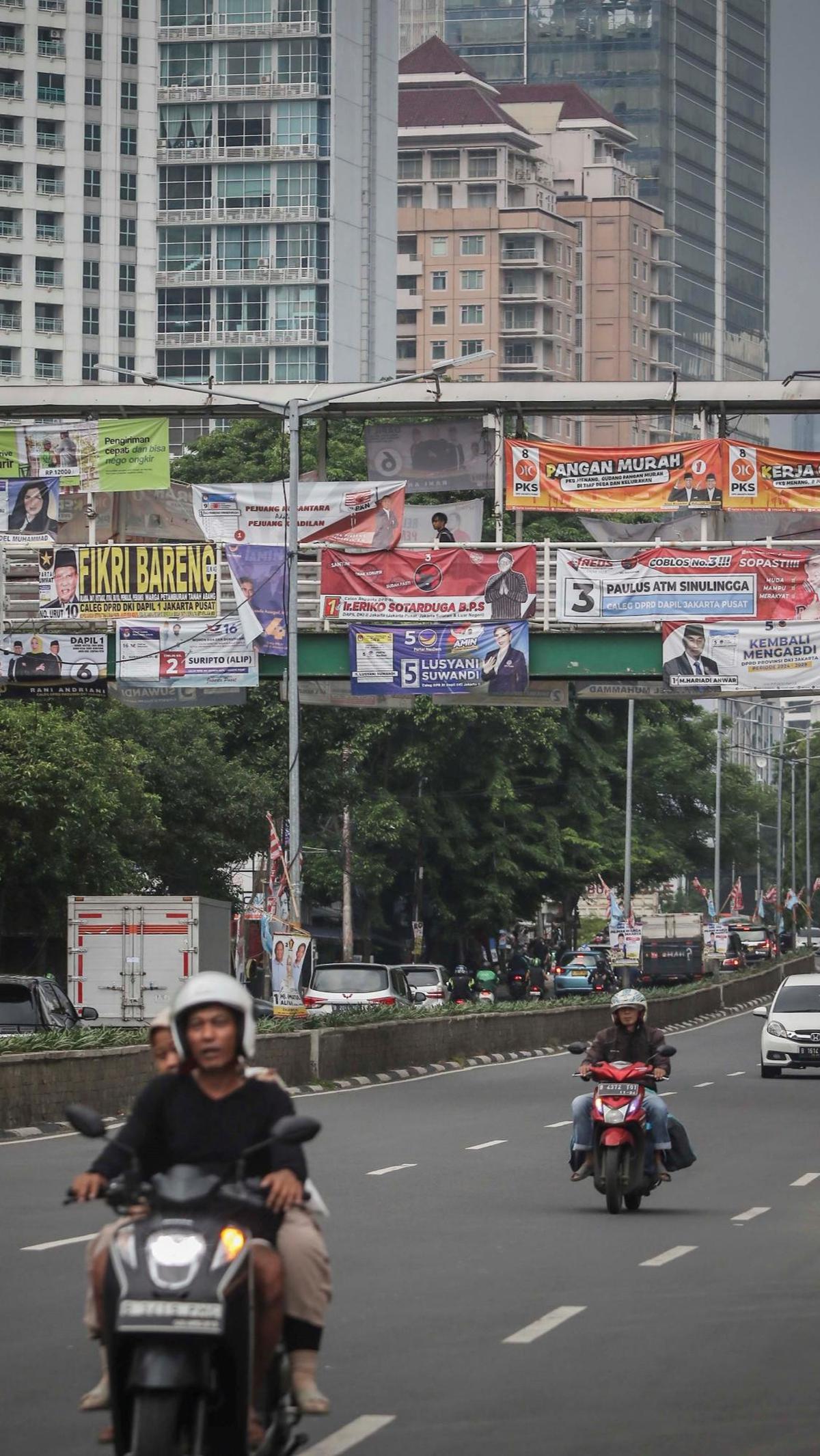 Kondisi ini membuat jembatan penyeberangan orang (JPO) terkesan kumuh karena dipenuhi spanduk-spanduk yang menjadi atribut kampanye partai politik.