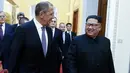 Pemimpin Korea Utara Kim Jong-un menyambut kedatangan Menteri Luar Negeri Rusia Sergei Lavrov di Pyongyang, Korea Utara (31/5). Dalam kunjungannya, Lavrov mengundang Kim Jong-Un untuk datang ke Rusia. (AFP/TASS/Pool/Valery Sharifulin)