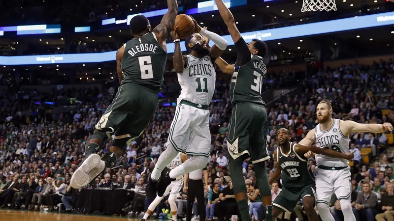 Aksi Kyrie Irving saat Celtics Bertemu Bucks