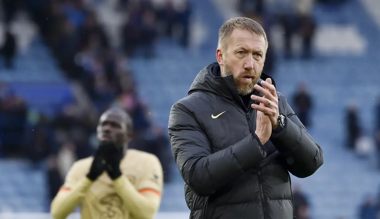 Pelatih Chelsea, Graham Potter, merayakan kemenangan Leicester City pada laga pekan ke-27 Premier League di Stadion King Power, Sabtu (11/3/2023). Tiga poin di Premier League ini menjadi yang kedua secara beruntun buat tim berjulukan The Blues itu. Pada pekan lalu, Chelsea membekap Leeds United 1-0. (AP Photo/Rui Vieira)