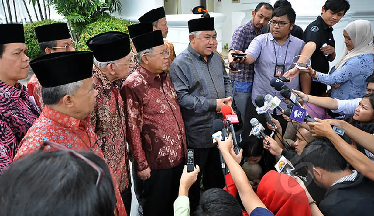 Din Syamsuddin didampingi  jajaran pimpinan MUI usai bertemu Presiden Joko Widodo di  Istana Negara,  Jakarta,  Selasa (3/2/2015). (Liputan6.com/Faizal Fanani)
