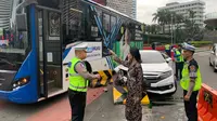 Kecelakaan di Bundaran HI Pagi Ini: Sedan Putih Tabrak Separator Busway, Tidak Ada Korban Jiwa