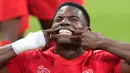 Pemain Swiss Breel Embolo melakukan selebrasi  setelah mencetak gol pertama timnya selama pertandingan sepak bola babak 32 Piala Dunia antara Swiss dan Aljazair di Vancouver, British Columbia, Kamis (02/07/2026). (AP Photo/Lindsey Wasson)