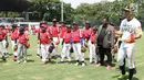 Atlet Baseball dari tim Softbank Hawks, Shuhei Fukuda (kanan) bersama Waketum Direktorat Baseball PB Perbasasi, Leo Agus Cahyono memberi materi pada Asia Baseball Clinic di Lapangan Baseball GBK, Jakarta, Rabu (19/12). (Liputan6.com/Helmi Fithriansyah)