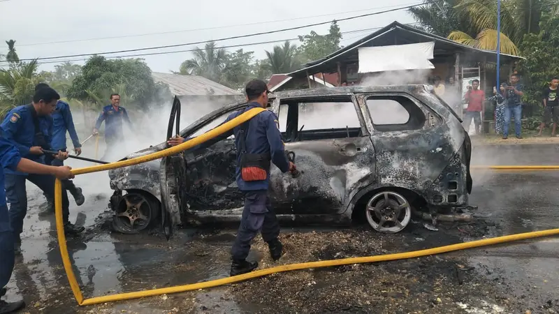 Mobil terbakar di SPBU Konawe usai mengisi BBM pertalite dengan tangki rakitan.(Liputan6.com/dok warga)