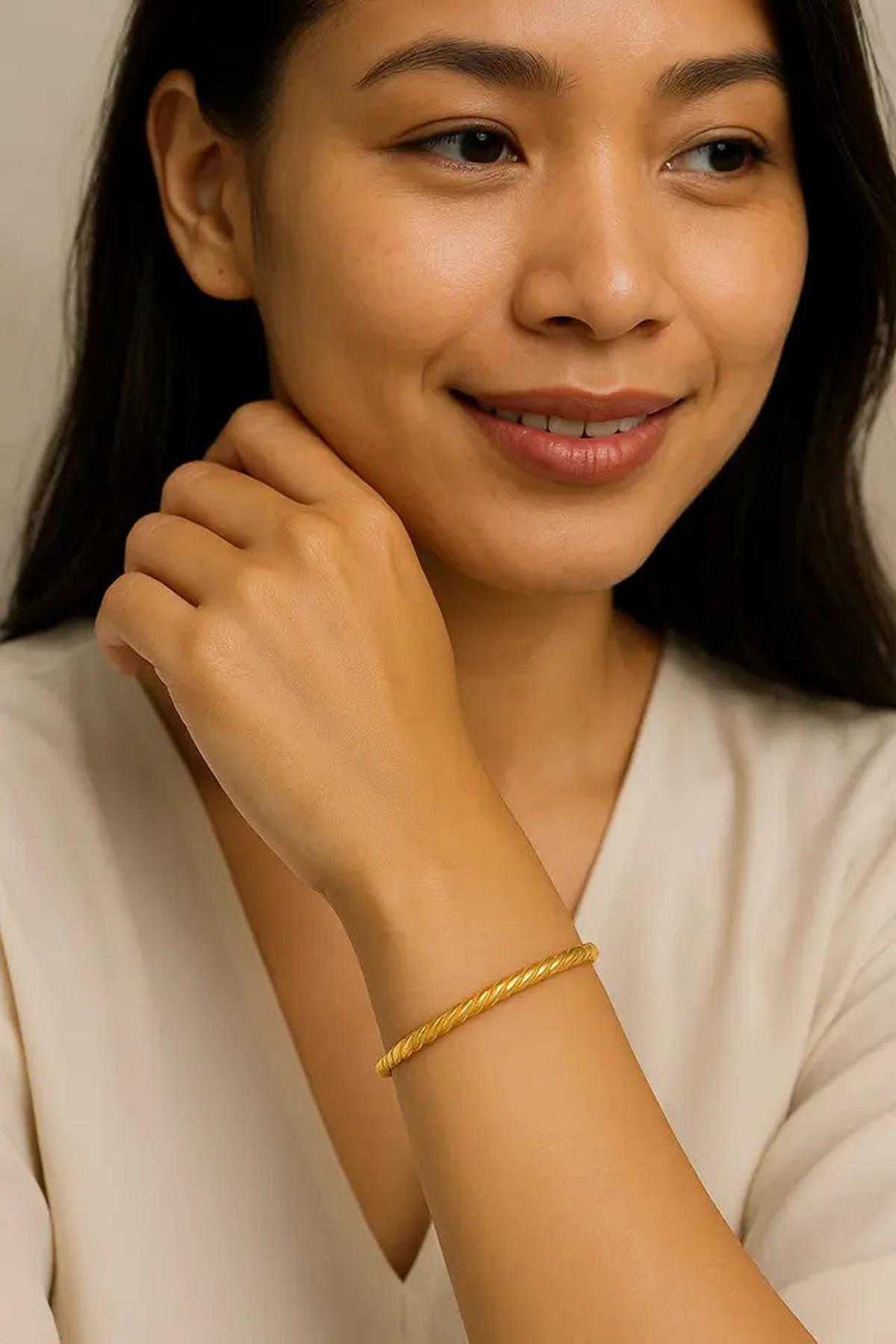 7 Rekomendasi Gelang Emas 24 Karat Tipis yang Elegan, Minimalis tapi Mewah