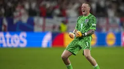Di sektor penjaga gawang, kiper Timnas Inggris, Jordan Pickford sukses menyamai total penampilan Peter Shilton di kompetisi mayor Piala Dunia dan Euro, yaitu sebanyak 20 penampilan. Peter Shilton melakukannya pada Piala Dunia 1982, 1986 dan 1990, serta Euro 1980 dan 1988. Sementara Jordan Pickford melakukannya pada Piala Dunia 2018 dan 2022, serta Euro 2020 dan 2024. Satu laga lagi di euro 2024 ia tentunya akan melewati rekor Peter Shilton. (AP Photo/Martin Meissner)