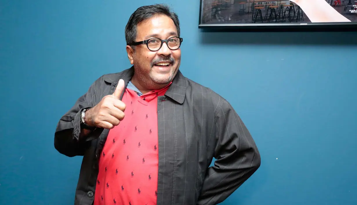 "Mungkin ini gaya Hanung, dengan genre berbeda tapi tematiknya sama, komedi Betawi. Mungkin setelah ini mas Hanung akan membuat seri Benyamin selanjutnya," imbuh Rano Karno. (Nurwahyunan/Bintang.com)