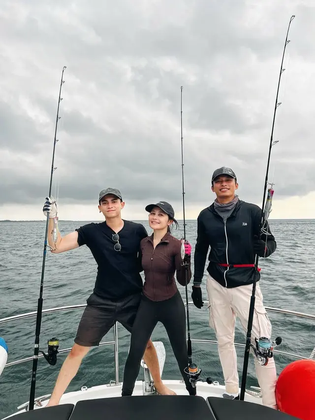 Prilly Latuconsina dan Omara Ngedate di Laut (Instagram/@prillylatuconsina96)