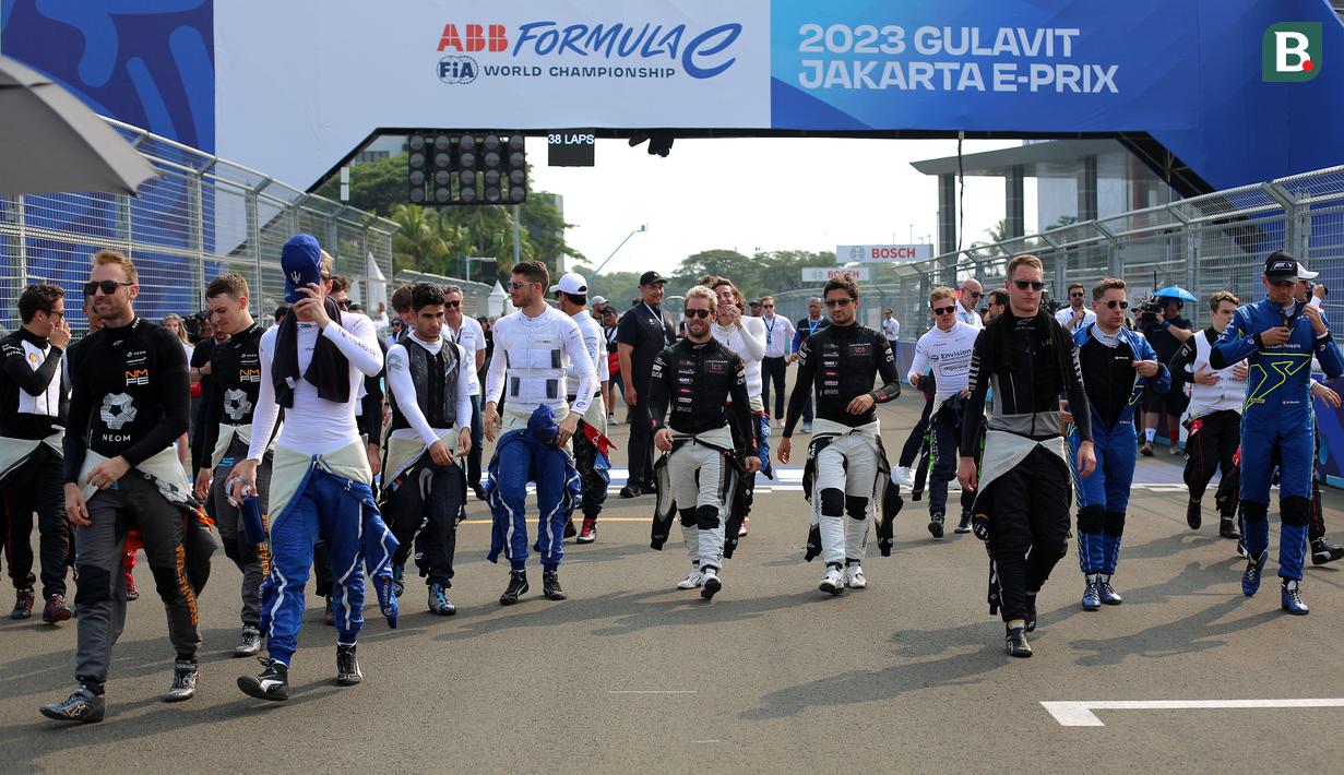 Sejumlah pebalap bersiap menuju mobilnya sebelum balapan Jakarta E-Prix 2023 round-11 di Jakarta International E-Prix Circuit, Ancol, Jakarta, Minggu (04/06/2023). (Bola.com/Bagaskara Lazuardi)