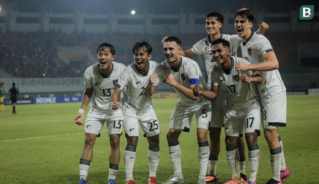 Selebrasi para pemain Timnas Indonesia U-22 usai mencetak gol ke gawang Mali U-22 pada laga ujicoba yang digelar di Stadion Pakansari, Kabupaten Bogor, Selasa (18/11/2025) pukul 20.00 WIB. (Bola.com/Bagaskara Lazuardi)