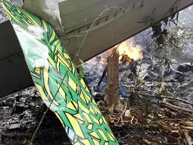 Sebuah ekor pesawat penumpang kecil yang jatuh di dekat Punta Islita, Kosta Rika, Minggu, (31/12). Pesawat yang membawa 12 penumpang, 10 diantaranya wisatawan asal Amerika tewas seketika. (AFP Photo/Kementerian Pertahanan Kosta Rika)