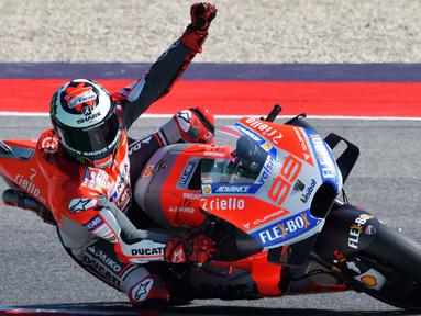 Pebalap Ducati, Jorge Lorenzo, saat sesi kualifikasi MotoGP San Marino di Sirkuit Marco Simoncelli, Minggu (9/9/2018). Lorenzo menjadi yang tercepat dengan catatan waktu 1 menit 31,629 detik. (AFP/Tiziana Fabi)
