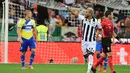 Pemain Udinese Roberto Pereyra merayakan setelah mencetak gol penalti ke gawang Juventus pada pertandingan Liga Italia Serie A di Dacia Arena Stadium, Udine, Italia, 22 Agustus 2021. Pertandingan berakhir dengan skor 2-2. (MIGUEL MEDINA/AFP)