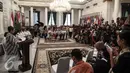 Puluhan awak media hadir dalam penyerahan 10 WNI Sandera Abu Sayyaf kepada keluarga di Kementerian Luar Negeri, Jakarta, Senin (2/5). Kedatangan 10 WNI Sandera Abu Sayyaf  tersebut untuk diserahterimakan kepada Keluarga. (Liputan6.com/Faizal Fanani)