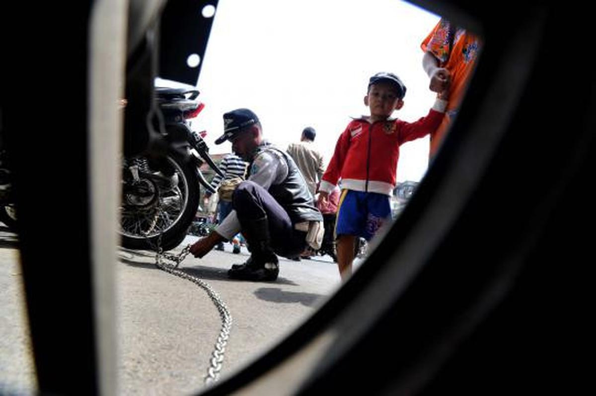 Parkir sembarangan digembok dan ditilang