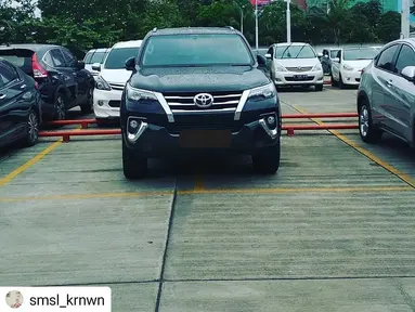 Pengemudi fortuner ini terkesan arogan dan egois dengan mengambil dua lahan parkir sekaligus. (Source: Instagram/@smsl_krnwn via Instagram/@parkirlobangsat)