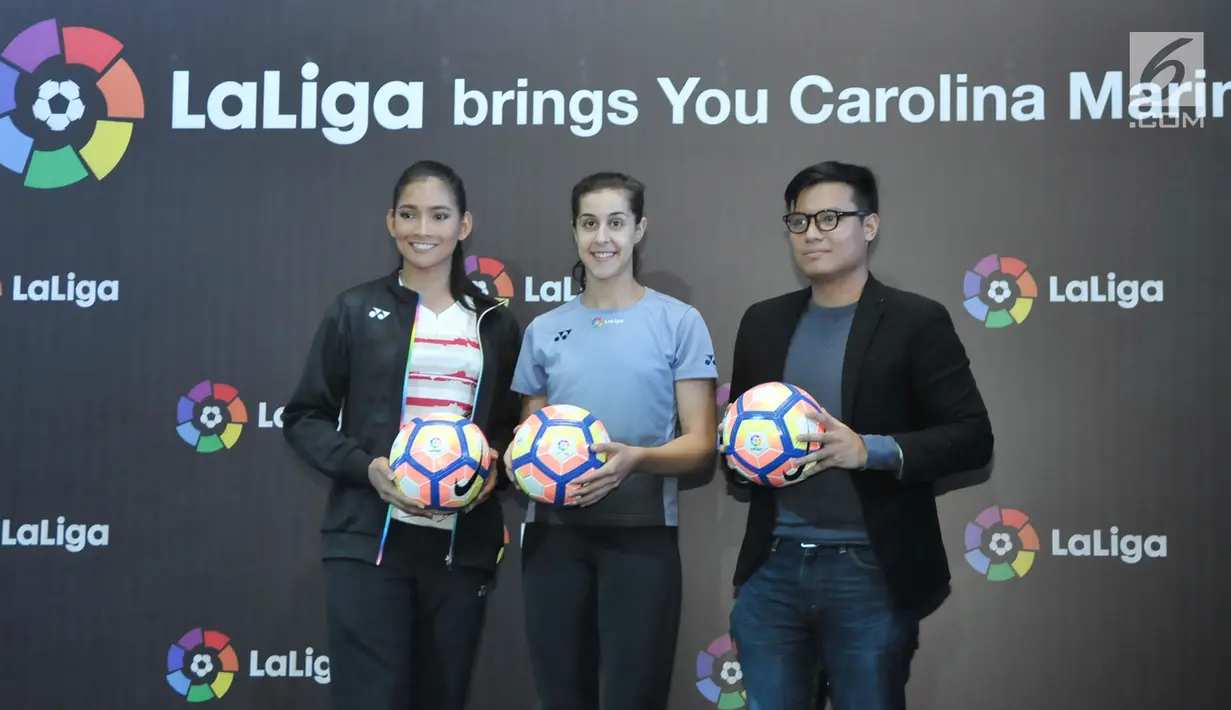 Mantan atlet bulu tangkis yang juga Putri Indonesia 2015 Anindya Kusuma dan pebulu tangkis Spanyol peringkat ke 4 dunia  wanita, Carolina Marin foto bersama dalam LaLiga Brings You Carolina Marin di Jakarta, Minggu (11/6). (Liputan6.com/Yoppy Renato)