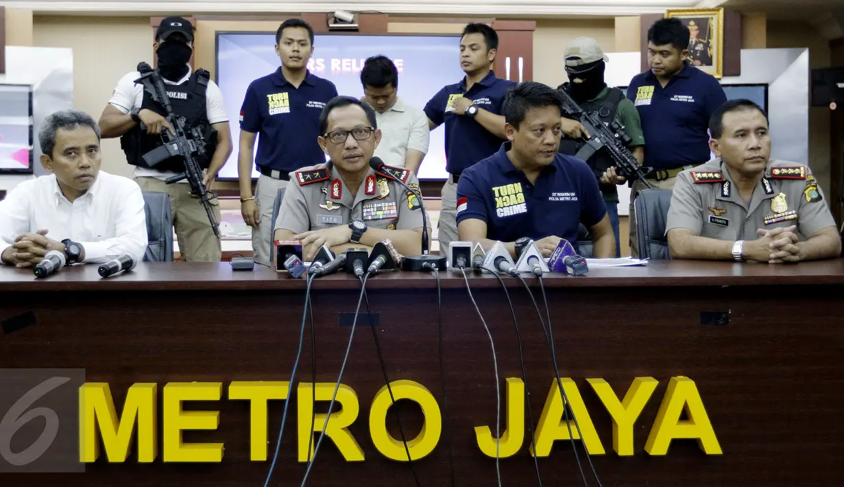Kapolda Metrojaya Irjen Tito Karnavian (kedua kiri) saat konferensi pers terkait pelaku ledakan di Mall Alam Sutera, yang digelar di Polda Metro Jaya, Kamis (29/10). LWK yang merupakan staf IT ditetapkan sebagai tersangka. (Liputan6.com/Yoppy Renato)