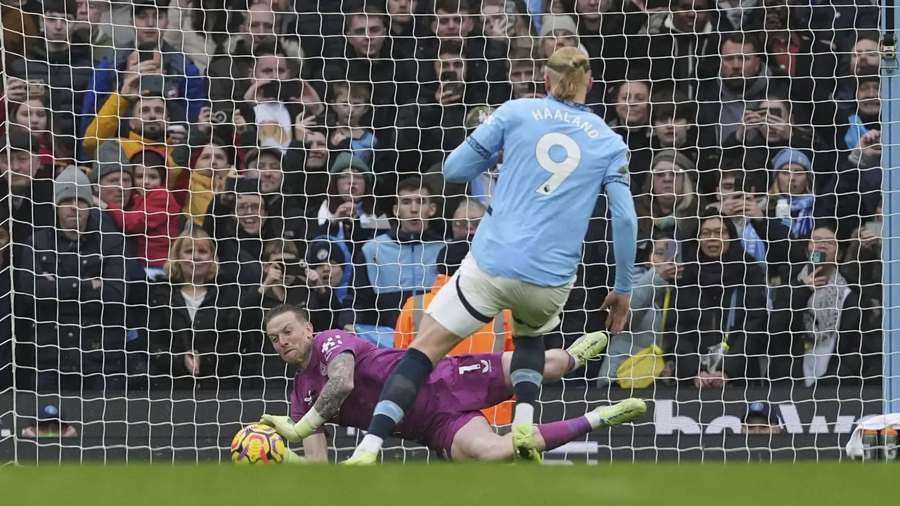 Foto: Momen Psywar Pickford Sukses Gagalkan Tendangan Penalti Haaland di Liga Inggris