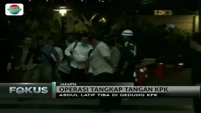 Terjaring operasi tangkap tangan, Bupati Hulu Sungai Tengah, Kalimantan Selatan, jalani pemeriksaan di KPK pada Kamis (4/1) malam.