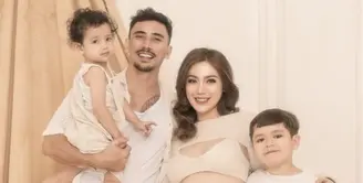 Jessica Iskandar baru saja memamerkan potret maternity bersama keluarga lengkapnya. [Foto: Instagram/ Jessica Iskandar]
