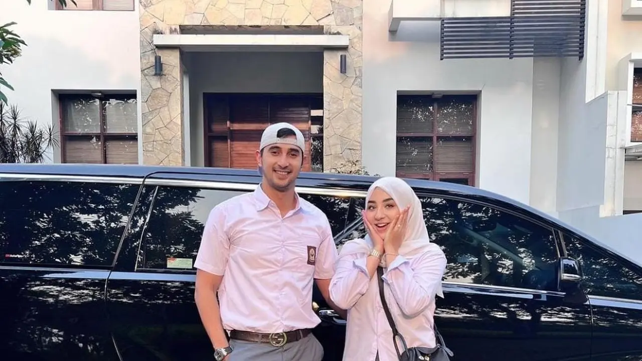 Gunakan seragam putih abu, Ali Syakieb dan Margin Wieheerm baik anak SMA yang sedang pacaran