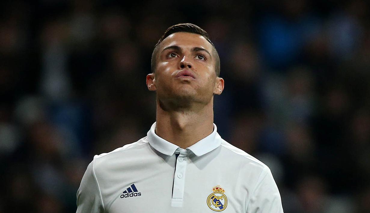 Bintang Real Madrid, Cristiano Ronaldo, usai melawan Dortmund pada laga Liga Champions di Stadion Santiago Bernabeu, Spanyol, Kamis (7/12/2016). Kedua klub bermain imbang 2-2. (Reuters/Juan Medina)
