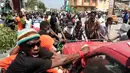 Sebagian besar pengunjuk rasa datang dari Distrik Carrefour-Feuilles, bekas lingkungan damai di selatan Port-au-Prince yang dalam beberapa bulan terakhir menjadi sasaran serangan gencar oleh kelompok bersenjata yang ingin menguasai daerah tersebut. (AP Photo/Odelyn Joseph)