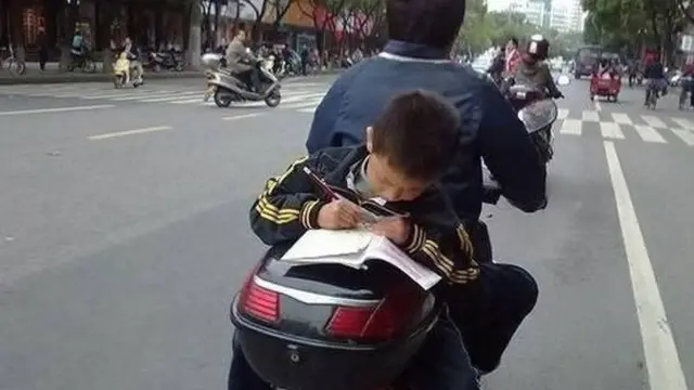 6 Posisi Baca Buku Ini Nyeleneh Banget, Jadi Sorotan