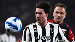Pemain Juventus Dusan Vlahovic menatap bola saat melawan Genoa pada pertandingan sepak bola Serie A Liga Italia di Stadion Luigi-Ferraris, Genoa, Italia, 6 Mei 2022. Juventus kalah 1-2. (Marco BERTORELLO/AFP)