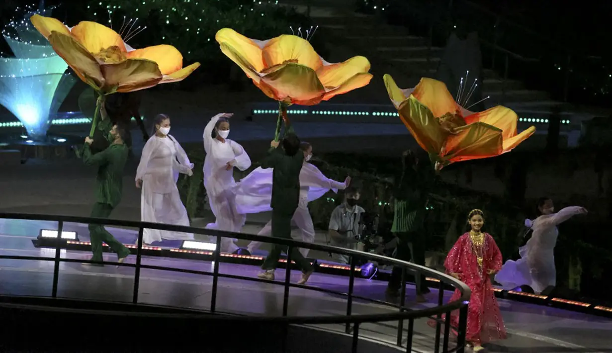 Para seniman tampil pada upacara pembukaan Dubai Expo 2020 di Dubai, Uni Emirat Arab, 30 September 2021. Pembukaan Dubai Expo 2020 berlangsung mewah dengan menampilkan kembang api dan pertunjukan lampu untuk merayu dunia meski pandemi. (KARIM SAHIB/AFP)