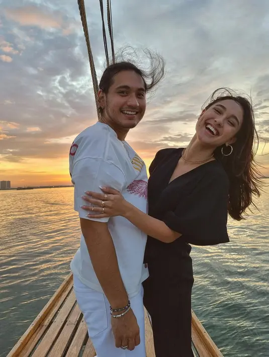 Pada satu kesempatan, Yasmin Napper dan Giorgino Abraham liburan bareng di atas kapal laut. Keduanya terlihat bahagia bisa melepas penat bersama. (Foto: Instagram/@yasminnapper)