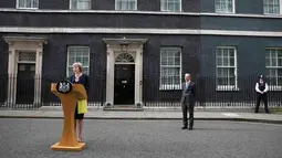 PM baru Inggris, Theresa May memberikan keterangan pers saat tiba di 10 Downing Street, London, (13/7). Theresa May menggantikan David Cameron yang mengundurkan diri setelah Inggris keluar dari Uni Eropa. (REUTERS/Dominic Lipinski/Pool)