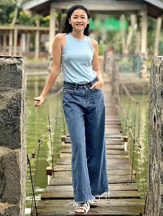 Wanita kelahiran Medan, 10 Agustus 1990 ini kerap tampil kasual dengan berbagai gaya simpel. Dalam media sosial Instagramnya, Jenny terlihat makin awet muda saat tampil dengan busana tank-top maupun pakaian simpel lainnya. (Liputan6.com/IG/@jenny_zhangwiradinata)
