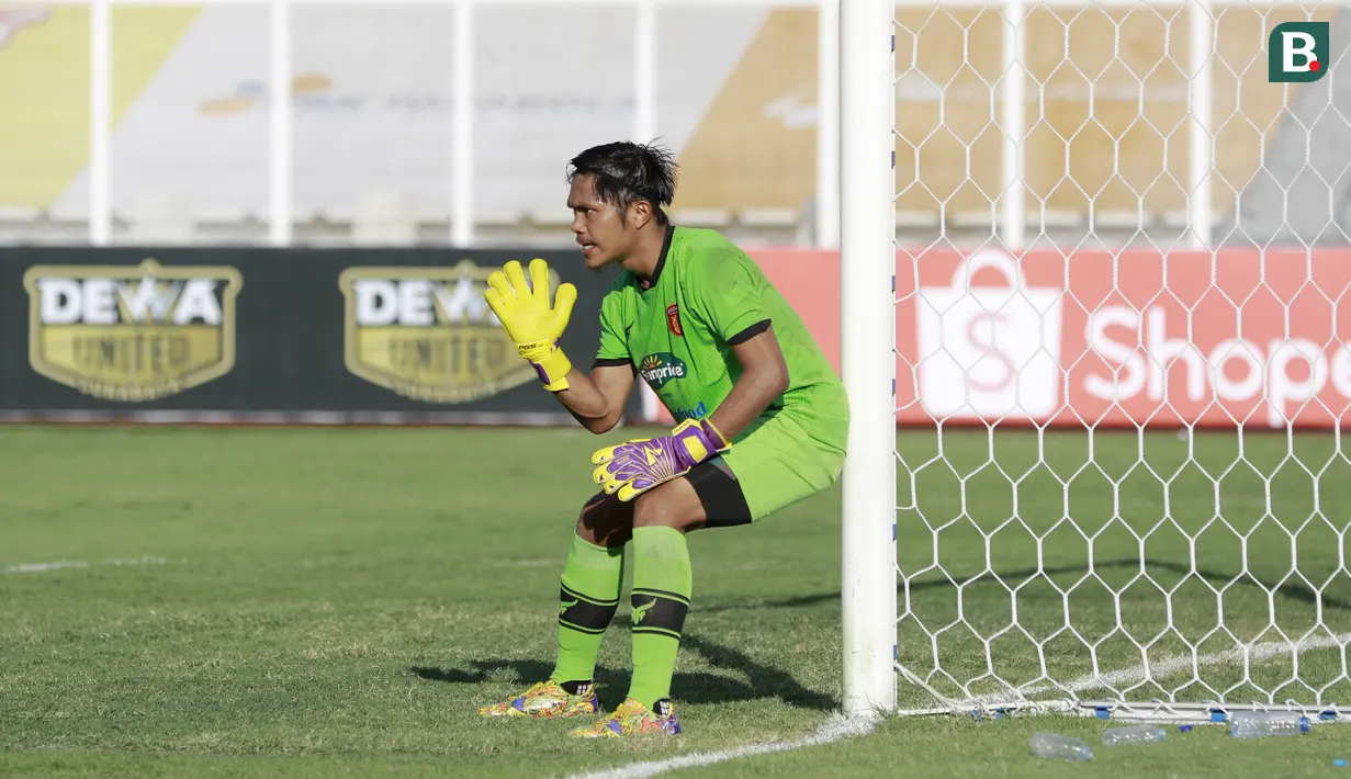 Kiper Badak Lampung, Guntur Egi Saputro, memberikan arahan kepada rekannya saat melawan Dewa United pada laga Liga 2 di Stadion Madya, Jakarta, Selasa (16/11/2021). (Bola.com/M iqbal Ichsan)