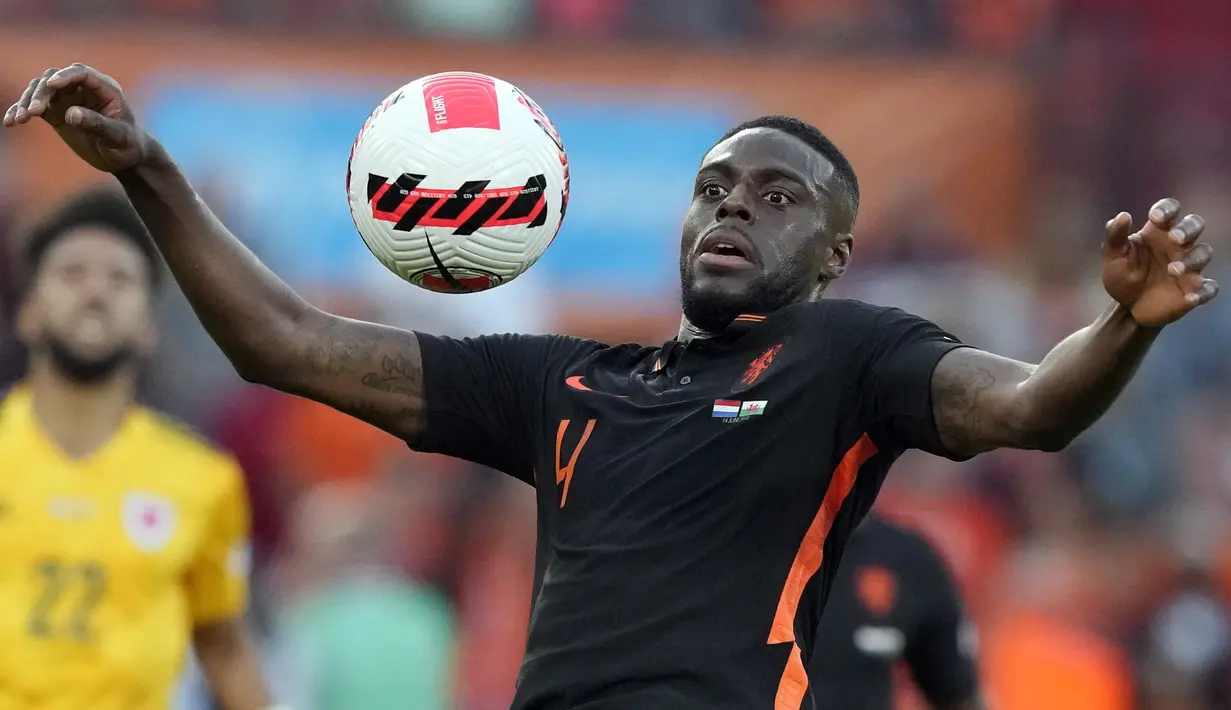 Pemain Belanda Bruno Martins Indi mengontrol bola saat melawan Wales pada pertandingan sepak bola UEFA Nations League di Stadion De Kuip, Rotterdam, Belanda, 14 Juni , 2022. Belanda menang dengan skor 3-2. (AP Photo/Peter Dejong)