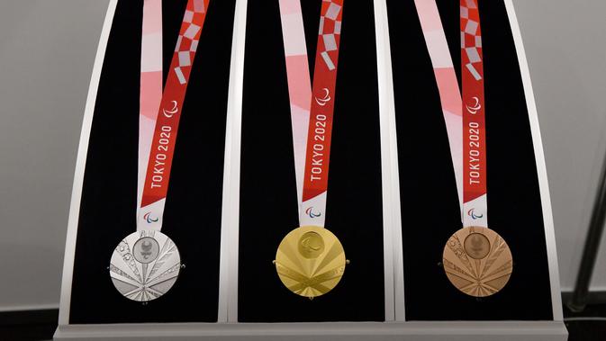 Medali perak, emas, dan perunggu Paralimpiade Tokyo 2020 ditampilkan saat Chef de Mission Seminar bersama Komite Paralimpiade Nasional masing-masing negara di Tokyo, Jepang, Selasa (10/9/2019). Medali Paralimpiade memiliki desain yang sangat berbeda dengan medali Olimpiade. (Toshifumi Kitamura/AFP)