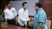 Raffi Ahmad (tengah) bersalaman dengan perwakilan PWI usai memberi keterangan pers di di Gedung Dewan Pers, Jakarta, (4/11/2015). Ucapan Raffi menyinggung profesi jurnalis saat syuting acara Happy Show. (Liputan6.com/Herman Zakaria)